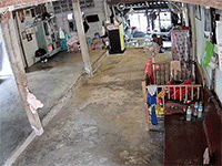 Giật mình khoảnh khắc nữ sinh rơi xuyên mái nhà, suýt trúng bà ngoại