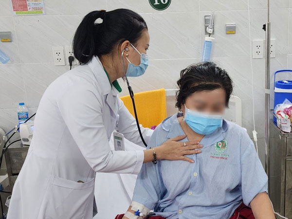 Máu trắng như sữa nghi do uống thuốc giảm cân giá 450.000 đồng