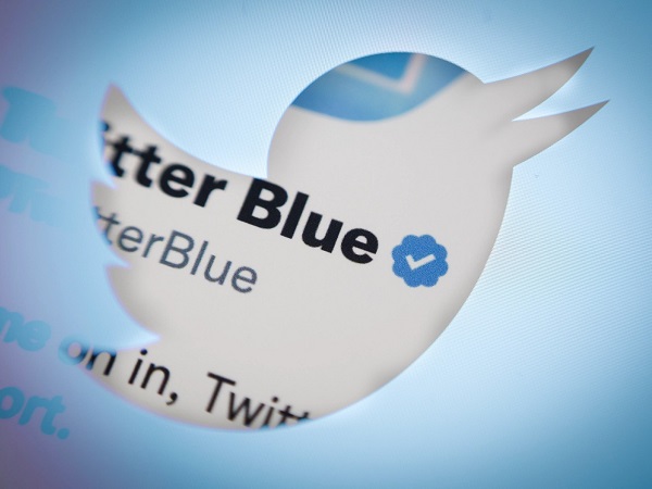Xóa bỏ tích xanh cũ, Twitter rơi vào hỗn loạn
