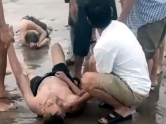 Ngư dân kịp thời cứu 4 du khách đuối nước trên biển Cửa Lò
