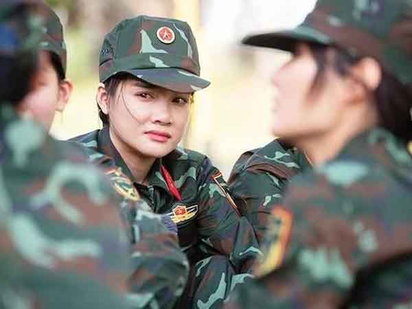 Nhã Phương đúng là 'đa nhân cách', tưởng yếu đuối mà đấm một sao nữ sái quai hàm rồi òa khóc nức nở