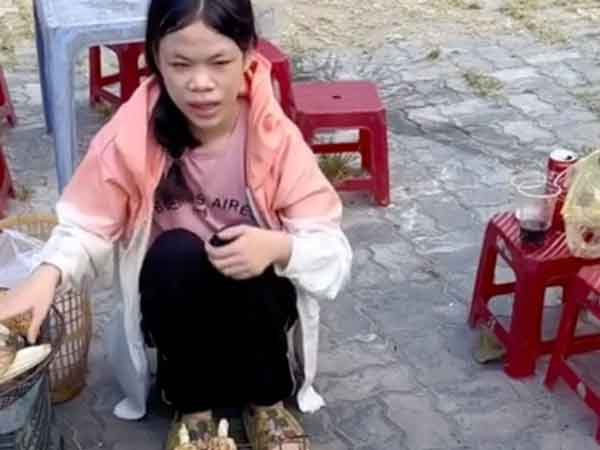 Tình cờ gặp Thanh Nga Bento đang bán bắp nướng, chàng trai tiết lộ câu chuyện xúc động phía sau