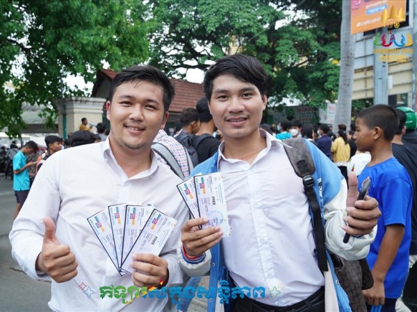 Hàng nghìn người xếp hàng nhận vé miễn phí theo dõi SEA Games 32