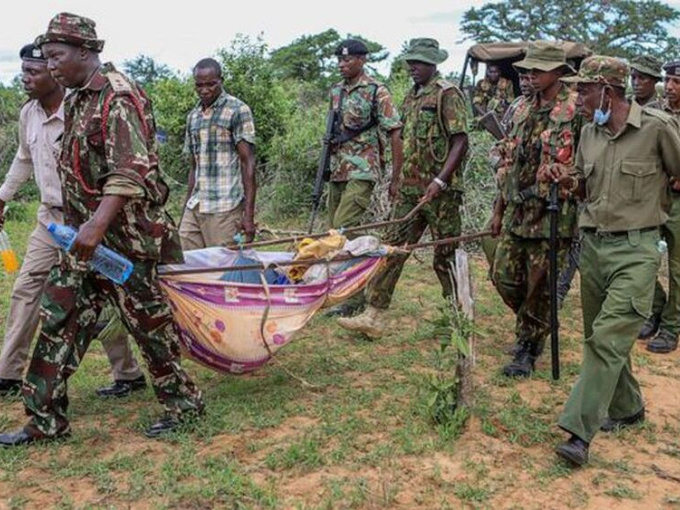 Kinh hoàng hàng chục ngôi mộ trong vườn nhà mục sư ở Kenya