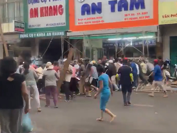Clip: Hàng chục người dân ùa ra đường phối hợp cứu cô gái bị cây đè trên phố