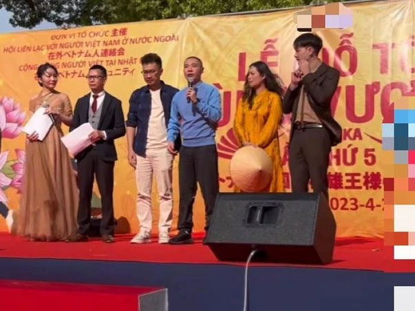 NSND Công Lý bước đi tập tễnh, rưng rưng nước mắt trong lần hiếm hoi đứng trên sân khấu