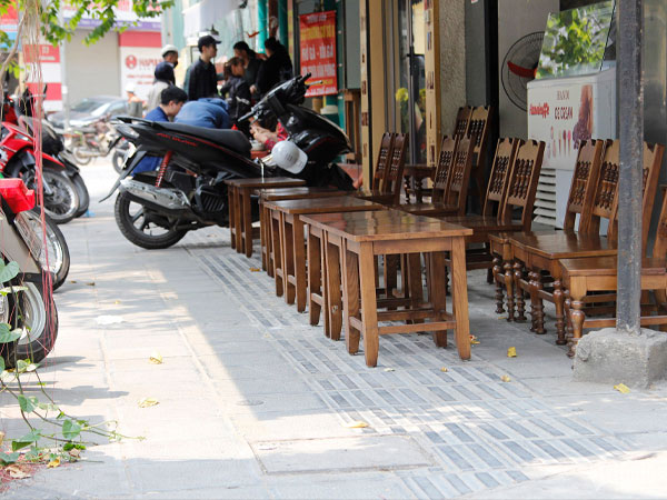 Hà Nội: Đường riêng cho người khiếm thị trên vỉa hè bị chiếm như có 'sổ đỏ'