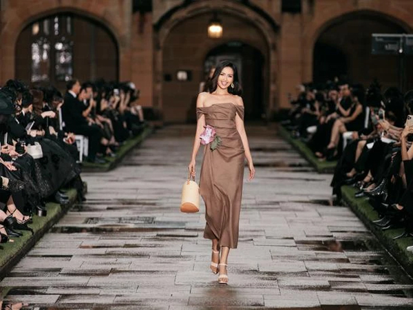 Ngọc Châu gây tranh cãi khi catwalk ở nước ngoài