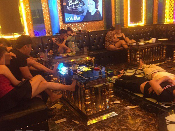 Bị vợ phát hiện ngồi cùng 'tay vịn' khi đi tiếp khách với công ty, ông chồng than trời vì: 'Anh thề anh chỉ nói chuyện chó mèo chứ không làm gì!'