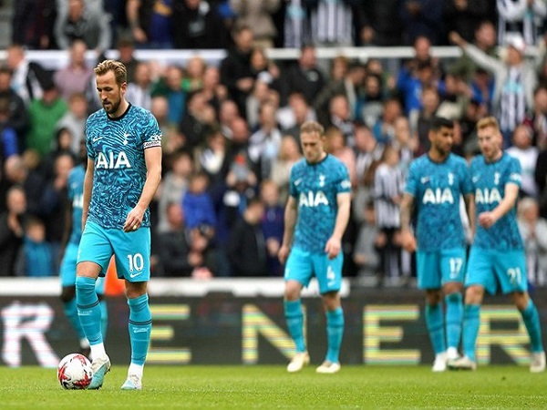 Thua bạc nhược Newcastle 1-6, Tottenham 'vẫy cờ trắng' cuộc đua tốp 4