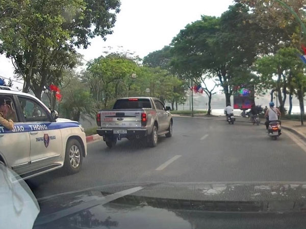 Cản trở đoàn xe ưu tiên, nam tài xế bị phạt 7 triệu đồng, tước giấy phép lái xe 3 tháng