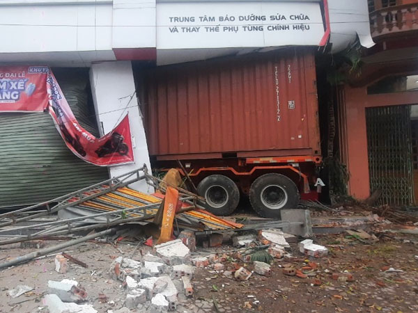 Mất lái, xe container lao thẳng vào cửa hàng xe máy ở Hải Phòng