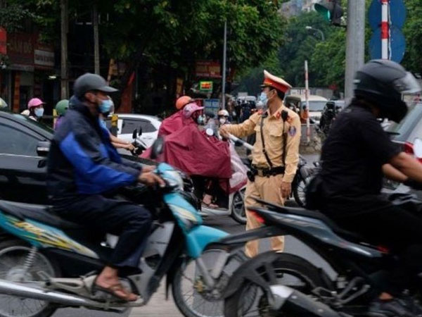 Người dân ra/vào Hà Nội dịp cao điểm nghỉ lễ 30-4 đi lại ra sao?
