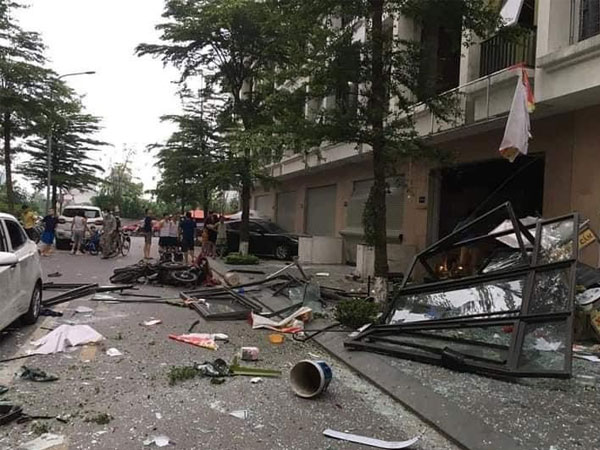 Sau tiếng nổ lớn, nhiều căn hộ bị vỡ cửa kính, hàng loạt ô tô, xe máy hư hỏng