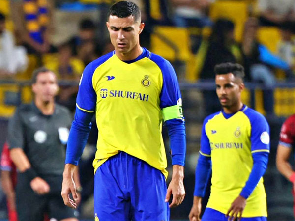 Ronaldo 'tịt ngòi' 3 trận liên tiếp: Vận may ngoảnh mặt, nổi điên với đội nhà