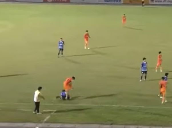 Tuyển thủ U20 Việt Nam gây phẫn nộ khi đạp vào đầu đối thủ