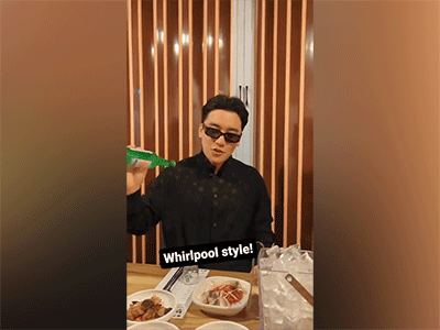 Gặp gỡ bạn bè hậu ra tù, Seungri khiến netizen 'nóng mắt' khi trổ tài mở nắp chai rượu cực điệu nghệ