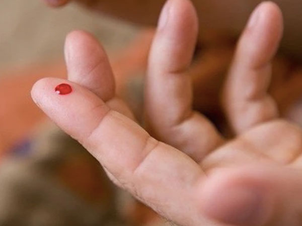 Chích máu tay chân chữa đột quỵ, người đàn ông suýt mất mạng