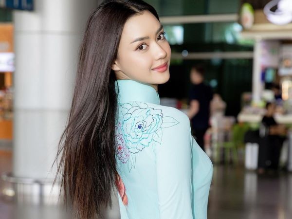 Hoa hậu Hoàn vũ Thái Lan gặp sự cố lộ nội y khi mặc áo dài