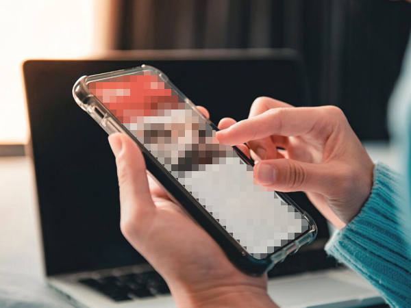 Hiệu trưởng bị sa thải vì chia sẻ ảnh nhạy cảm trong nhóm chat giáo viên