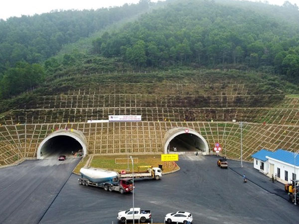 200km cao tốc Bắc - Nam thông xe dịp 30/4: Vì sao không có làn dừng khẩn cấp, trạm dừng nghỉ?