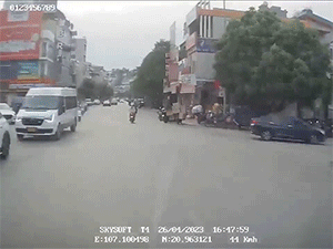 Đi trong phố đông nhưng vẫn lao vun vút, tài xế trở tay không kịp khi gặp người sang đường