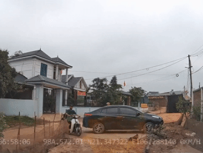 Ngang ngược: Đỗ ô tô chắn ngang đường, chặn lối đi của xe khác rồi thản nhiên như không
