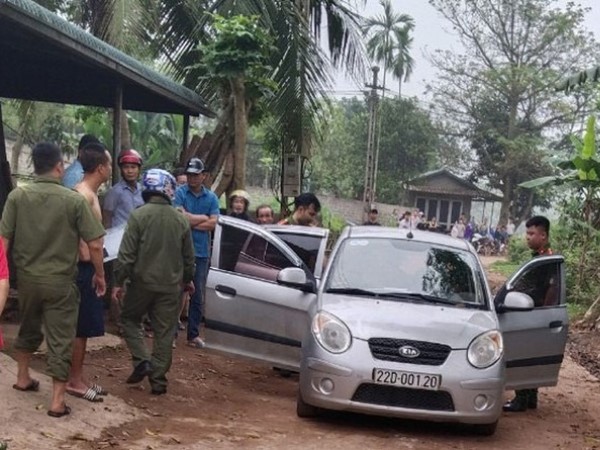Công an xã mưu trí tước dao của đối tượng đang truy sát người dân