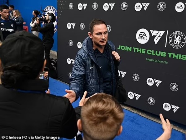 Lampard bị chê lựa chọn đội hình như… game thủ