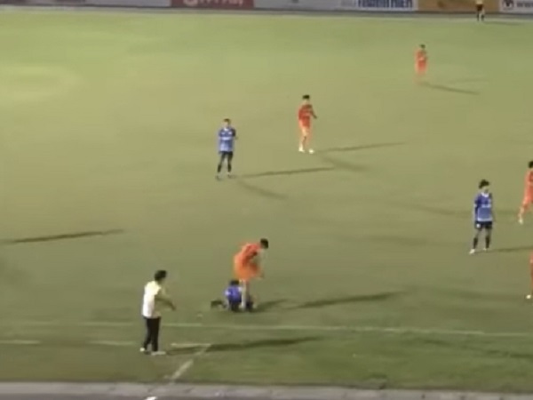 Tuyển thủ U20 Việt nhận án phạt nặng khi đạp vào đầu đối thủ