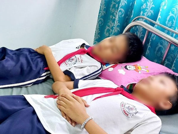 Ăn kẹo ở cổng trường, 8 học sinh nghi bị ngộ độc phải nhập viện cấp cứu