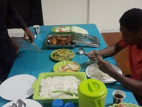 Cận cảnh bữa ăn đạm bạc và đôi giày mòn vẹt của các VĐV Timor-Leste trước SEA Games 32