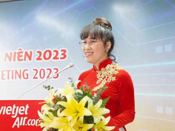 Tỷ phú Nguyễn Thị Phương Thảo lý giải vé máy bay Phú Quốc siêu đắt: Chiều đi thì đầy người, nhưng chiều về chỉ có... tôm cua mực