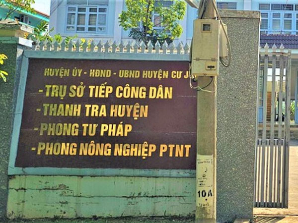 Trưởng phòng Tư pháp xin lỗi, trả lại cây hoa giấy 'thấy héo nên mang về tưới'
