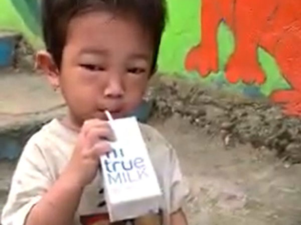 Mẹ đi làm xa, bố ở nhà bỏ bê không cho ăn cho tắm: Bé trai đến lớp đói run khiến ai cũng nghẹn lòng