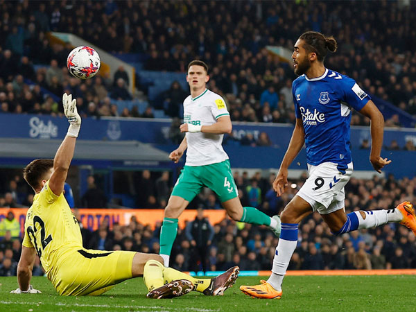 Newcastle đè bẹp Everton, cho MU 'ngửi khói'