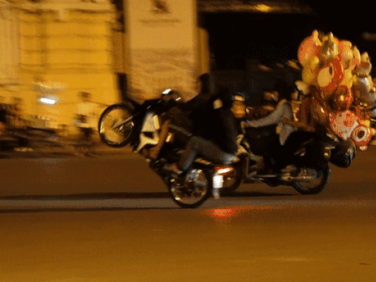 'Quái xế' tụ tập đánh võng, bốc đầu xe trước Nhà hát Lớn Hà Nội