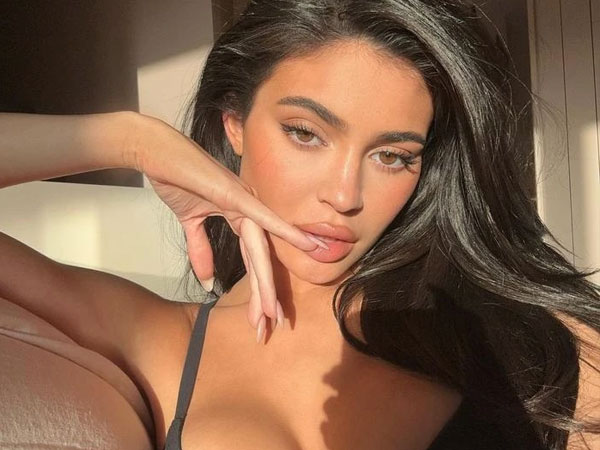 Kylie Jenner đáp trả tin đồn 'đập mặt xây lại', tiết lộ bí kíp để mọi cô gái có thể trở nên xinh đẹp