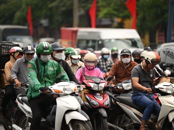 Người dân ùn ùn về quê, chờ gần 3 tiếng vẫn chưa có xe