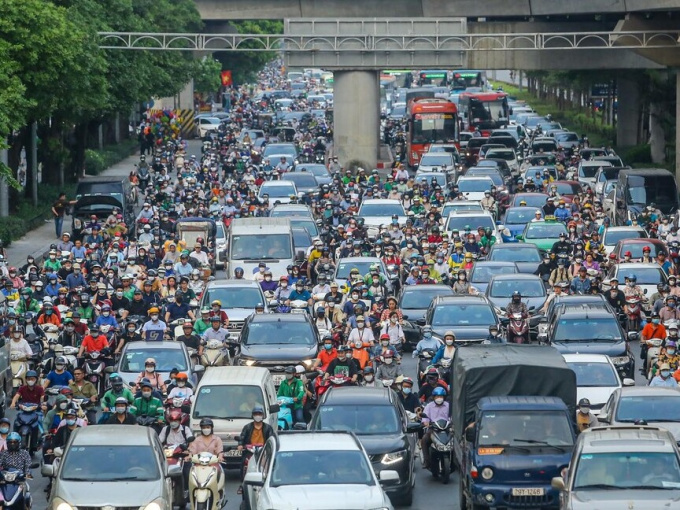 Đông ‘nghẹt thở’, người dân cố nhích từng bước rời Hà Nội trước kỳ nghỉ lễ 30/4