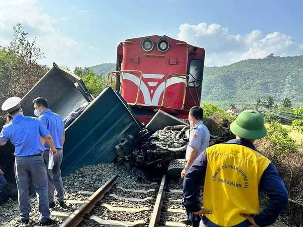 Tài xế xe tải tử vong sau va chạm kinh hoàng với tàu hỏa, đường sắt qua Khánh Hòa tê liệt nhiều giờ