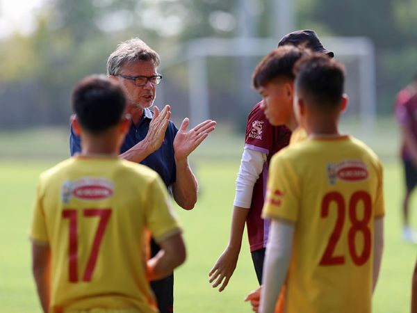 HLV Troussier bất ngờ 'cấm cửa' báo chí tác nghiệp buổi tập của U22 Việt Nam