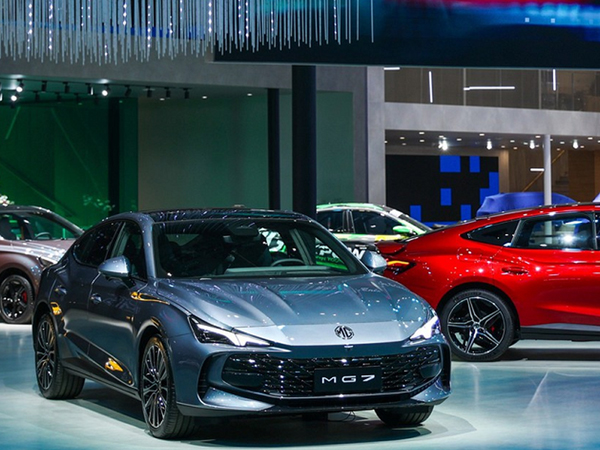 MG7 'giá mềm ngập công nghệ' sẽ về Việt Nam - Toyota Camry dè chừng