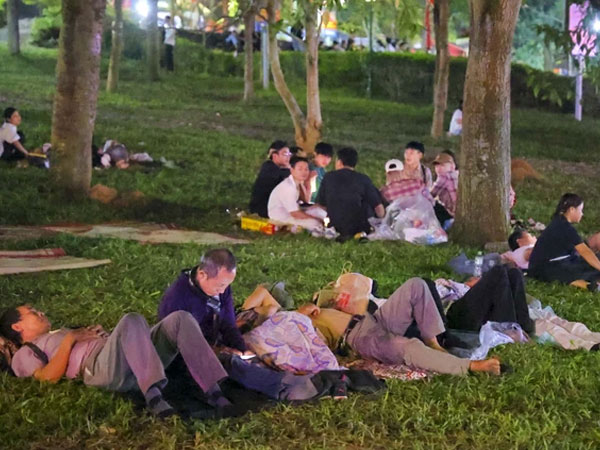 Du khách ngủ ngoài trời chờ ngày dâng hương, hành lễ tại đền Hùng