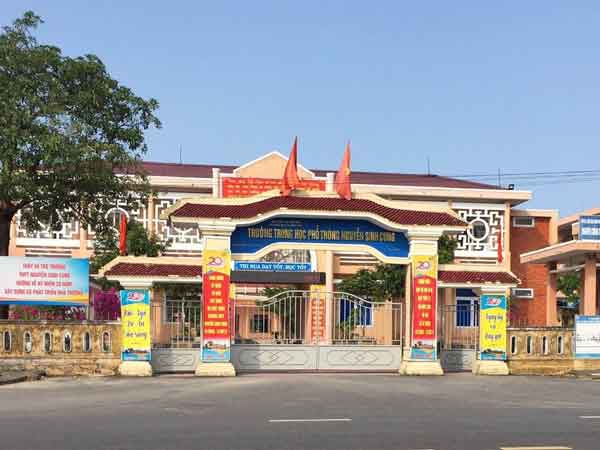 Trường tự ý cho học sinh nghỉ để giáo viên đi biển trước ngày lễ