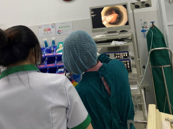 Người đàn ông nuốt hàm răng giả gây tổn thương thực quản