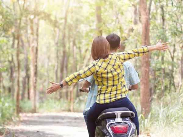 Đi xe máy về quê, người đàn ông hoảng hốt vì 'đánh rơi' vợ