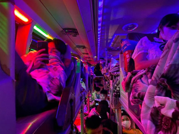 'Nhồi' gần gấp đôi số lượng cho phép, xe đường dài để khách về quê nghỉ lễ nằm la liệt trên sàn