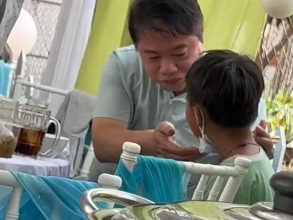 Xúc động người đàn ông gắp từng miếng ngon cho cậu bé bán vé số ở đám cưới: Cứ ngỡ họ là cha con