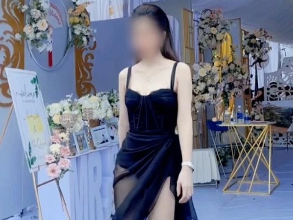 Những màn mặc hở 'táo bạo' của chị em khi đi dự tiệc cưới khiến cánh mày râu 'áp lực'